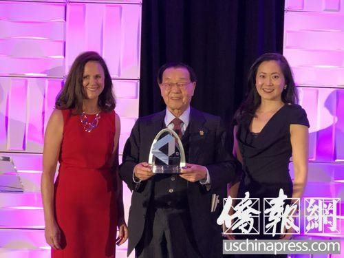 Dr. Chao receives Llyod's List award